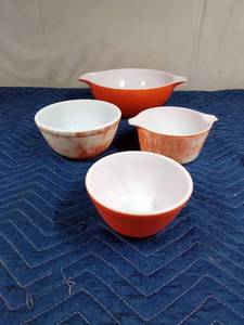 lot 481 image: 4 Red Pyrex dishes