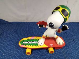 lot 471 image: 1987 Matchbox Snoopy on skateboard