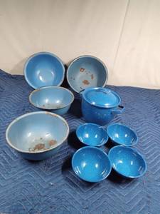 lot 487 image: Vintage blue enamel dishes