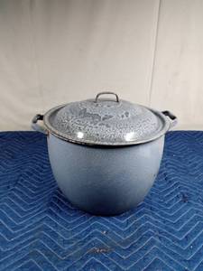lot 488 image: Lg vintage enamel kettle with lid