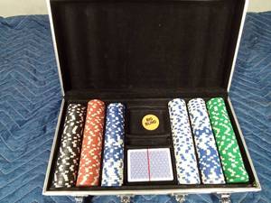 lot 141 image: Poker chip set in a metal case
