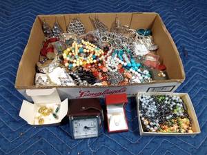lot 115 image: Flat of jewelry