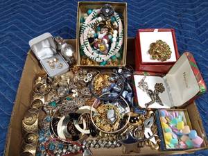 lot 110 image: Flat of jewelry