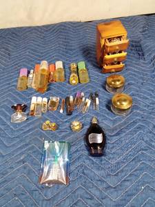 lot 112 image: Flat of jewelry box of jewelry and perfume bottles