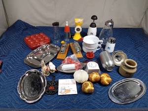lot 102 image: Lot of kitchenware including rooster S&P shakers, sugar dispencer, nut chopper, trays and more
