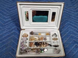 lot 104 image: Jewelry box of jewelry