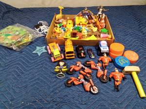 lot 107 image: Assorted fast food toys and other toys