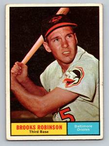 lot 60 image: Brooks Robinson 1961 Topps #10 Vintage Baseball Card