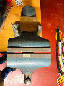 lot 17 image: Wilton Vise