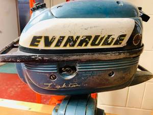 lot 18 image: Vintage EVINRUDE Lightwin 3 Boat Motor