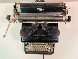 lot 20 image: Vintage ROYAL Typewriter