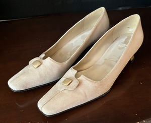 lot 84 image: Pretty Stuart Weitzman Size 7 12 Shoes