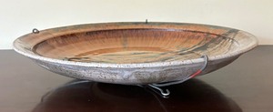 lot 90 image: Pretty Shallow Artisan Crafted Pottery Bowl