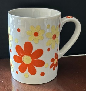 lot 100 image: Six Vintage Takahashi Mugs