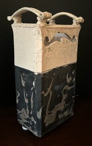lot 35 image: Pretty Pottery Vessel