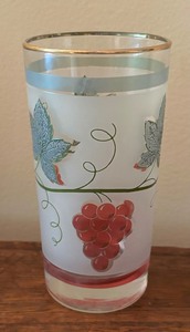 lot 114 image: 8 Vintage Libbey Frosted Grape and Vine Tumblers