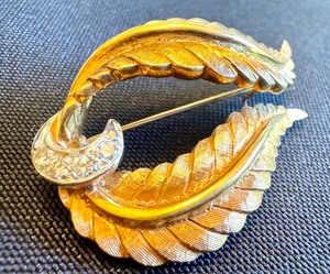 lot 14 image: Beautiful 18K Vintage Brooch