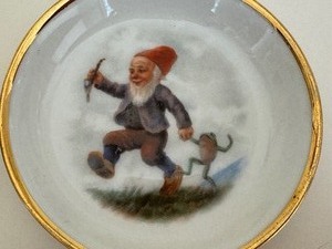 lot 173 image: Three Vintage Miniature Thomas - Germany Gnome Dishes