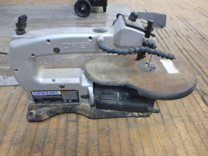 lot 18 image: Dremel 16 Variable Speed Scroll Saw with Light