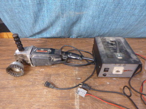 lot 69 image: Battery Charger and SanderGrinder