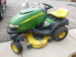 lot 6 image: John Deere Riding Lawn Mower