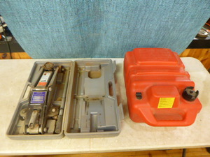 lot 131 image: Floor Jack and Gas Tank