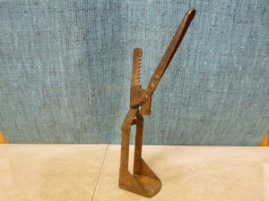 lot 145 image: Vintage Bottle Capper Press