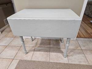 lot 35 image: Primitive Country Drop Leaf