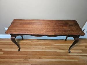 lot 37 image: Walnut Queen Anne Sofa Table or Consol