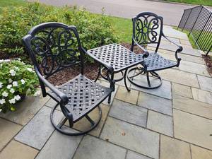 lot 11 image: Hendrickson Herringbone Pattern Patio Swivel Chairs & Side Table
