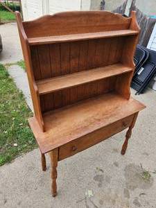 lot 19 image: Ethan Allen Shaker Style Kitchen Pie Shelf