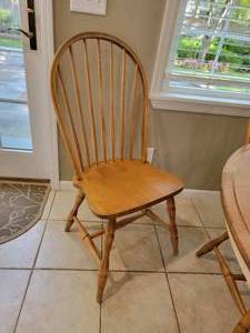 lot 5 image: Cottage Chic Pedestal Dining Table w 4 Windsor Chairs  Leaf