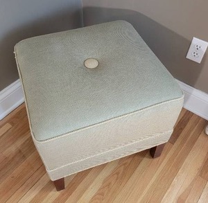lot 22 image: Button Accent Ethan Allen Foot Stool Ottoman