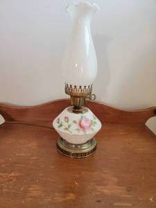 lot 41 image: Pretty Handpainted Rose Milk Glass Table Lamp