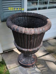 lot 14 image: Large Resin Urn Planter