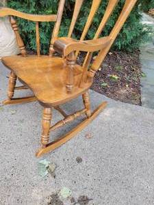lot 24 image: Nichols and Stone Rocking Chair