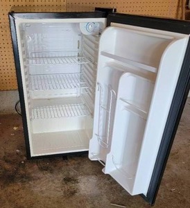 lot 51 image: Samsung Mini Refrigerator Model CD130C-L1Z2 HC1, black