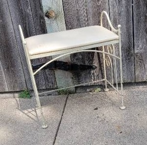 lot 73 image: Sweet French Vanilla Vanity Seat Bench