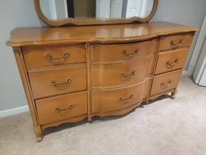 lot 46 image: Classic Vintage Vanity Dresser with Scallop Accent Carved Mirror