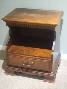 lot 92 image: Ethan Allen Classic Manor Cabinet Nightstand