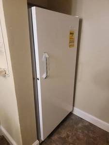 lot 49 image: Kenmore Signature 2000 Upright Freezer - FFt46259-0B