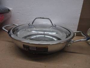 lot 46 image: David Burke Splendor Series Heavy Gauge Stainless Steel 9.5 Everyday pan with Lid HAS SOME SCRATCHES INSIDE, NO BOX, NEW