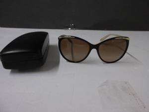 lot 86 image: Ralph Woman Sunglasses Shiny Black On Nude & Gold Frame, Light Brown Gradient Dark Brown Lenses, 59MM USED
