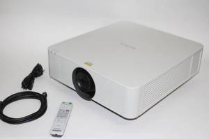 lot 3 image: Sony VPL-FHZ57 WUXGA Widescreen Laser Light Source 4100-Lumen Projection System  Projector & Remote Control