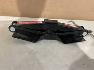lot 361 image: Hyper Tough 1.5-Ton Scissor Jack