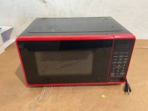 lot 172 image: Mainstays 0.7 Cu ft Countertop Microwave Oven, 700 Watts