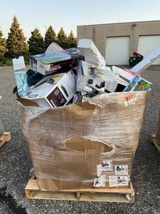 lot 551 image: Wholesale Pallet of Assorted Miscellaneous Items