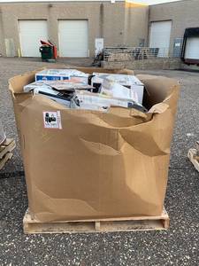 lot 371 image: Wholesale Pallet of Assorted Miscellaneous Items