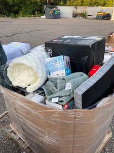 lot 776 image: Wholesale Pallet of Assorted Miscellaneous Items