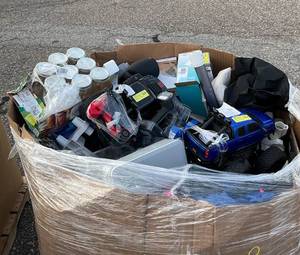 lot 778 image: Wholesale Pallet of Assorted Miscellaneous Items